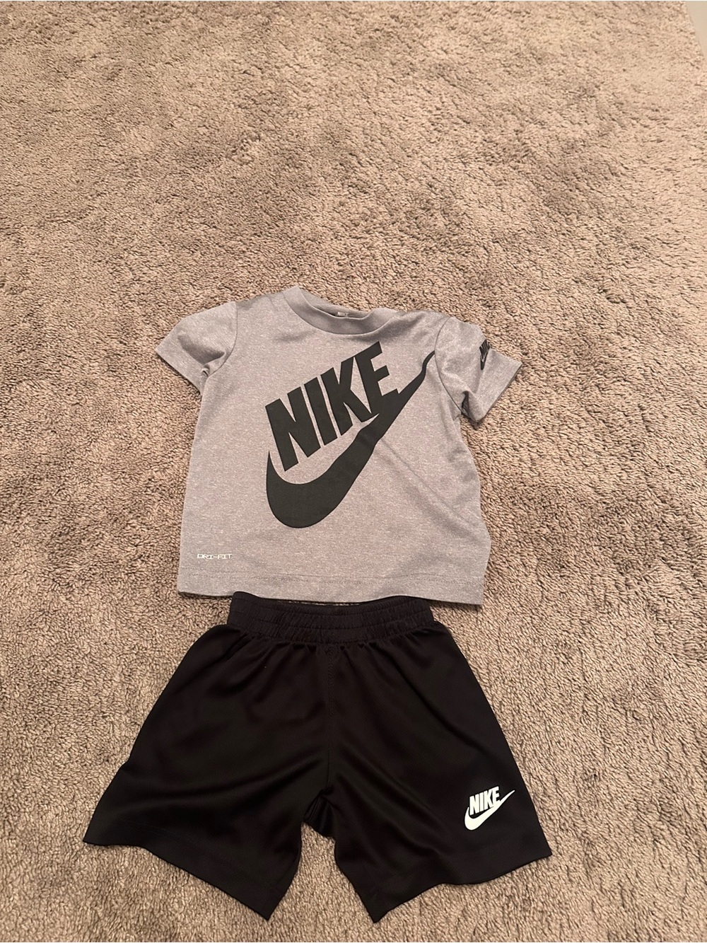 3T Boys Nike Gray and Black Dri-FIT Outfit